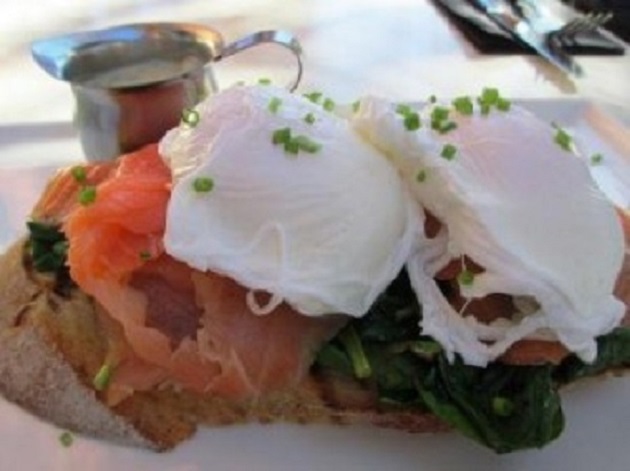 Pica Bar and Cafe Salmon poached eggs breakfat © The Ponder Room