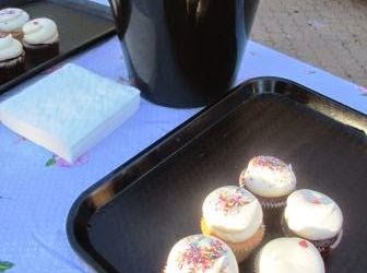 How can a wrestler and a bucket help market cupcakes? (Perth Food Truck Rumble 2014: Eating Competition)